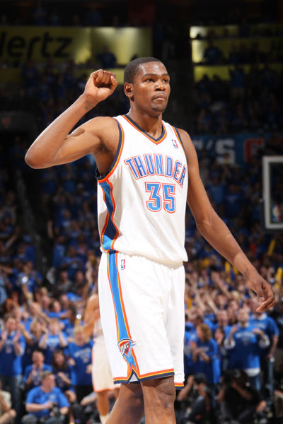 尤文航班延误，挪威当地球迷抓紧机会在机场与他们合影留念（尤文航班晚点，挪威球迷趁机在机场合影）