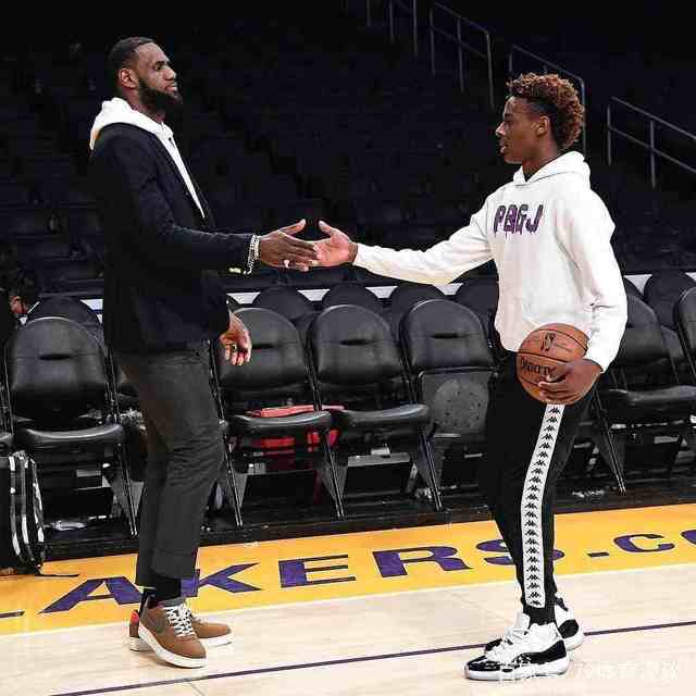 国足友谊赛战胜韩国展现新阵容（国足在友谊赛中击败韩国，新阵容亮相）