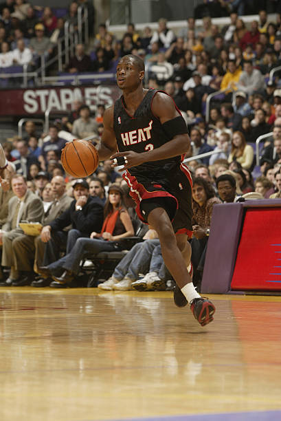 欧冠淘汰赛前瞻：拜仁客战巴黎,（欧冠淘汰赛看点：拜仁客场挑战巴黎）