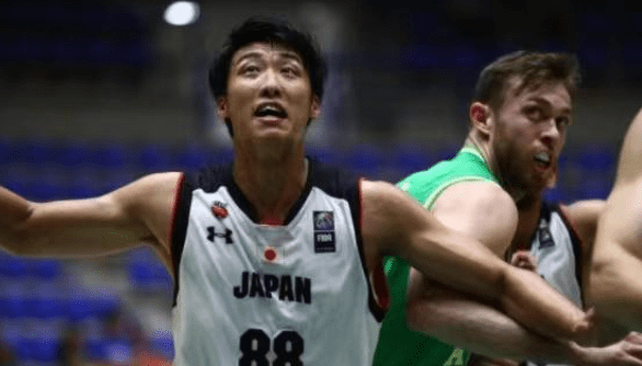 弗兰克：中国非常自由和安全，商品非常便宜，菜味道出奇地好（弗兰克：中国既自由又安全，物价实惠，菜品出奇好吃）