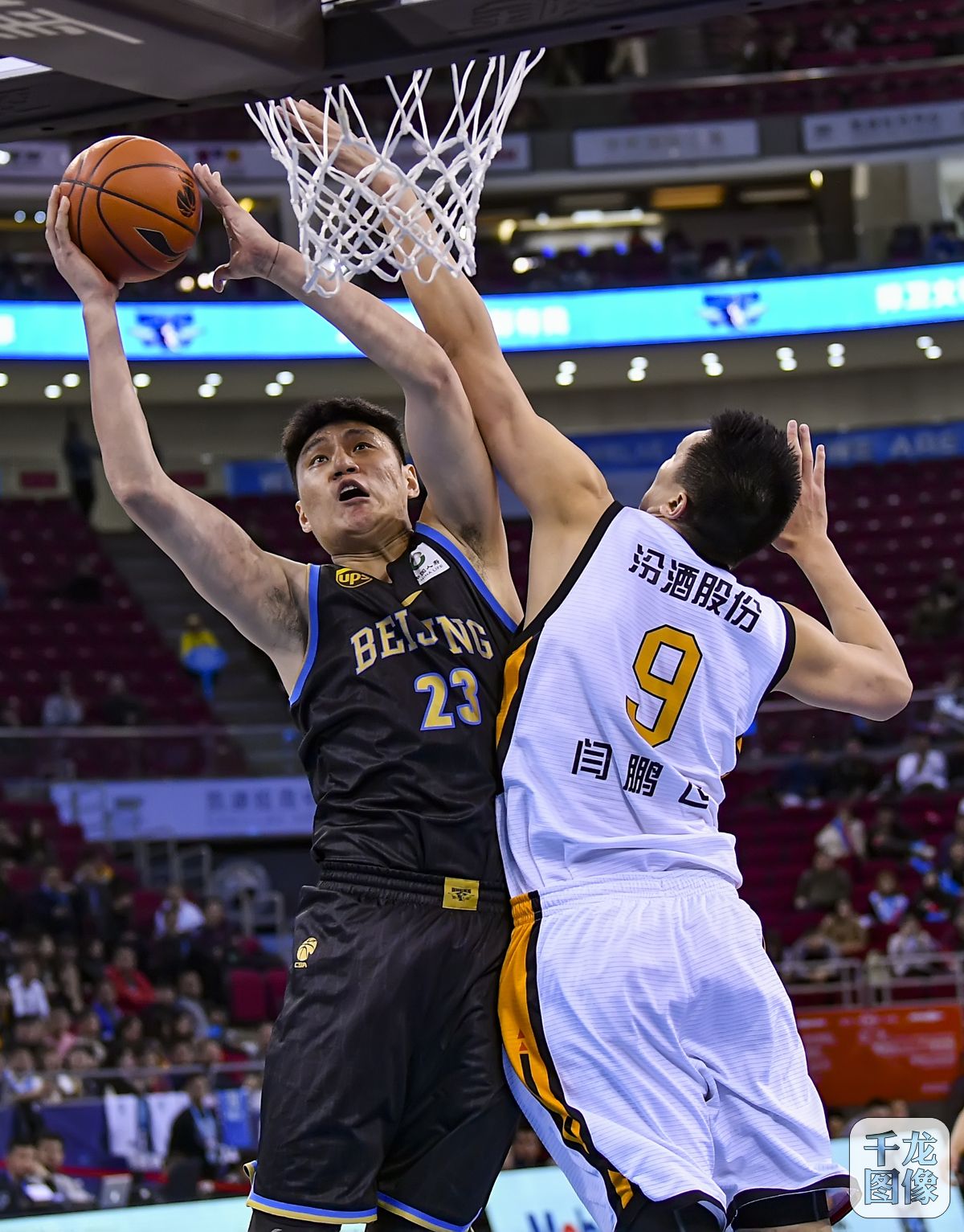 防守队员：能不能讲点武德？（防守球员：能不能讲点规矩？）