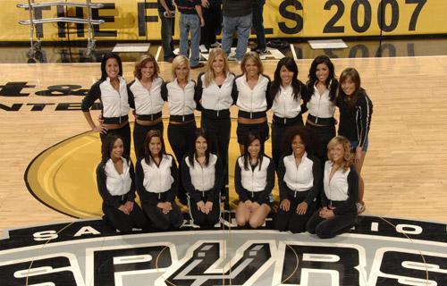 太疼了，萨勒马克尔斯被对手踩中后在地上抽动（萨勒马克尔斯遭对手踩踏，痛得倒地抽搐）