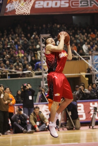 篮球湖人球员恢复训练，状态良好（湖人队员重启训练，状态不俗）