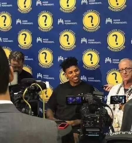 辛辛那提中场吉迪赛后与梅西交换球衣，双方握手并拥抱（赛后辛辛那提中场吉迪与梅西互换球衣，握手相拥致意）