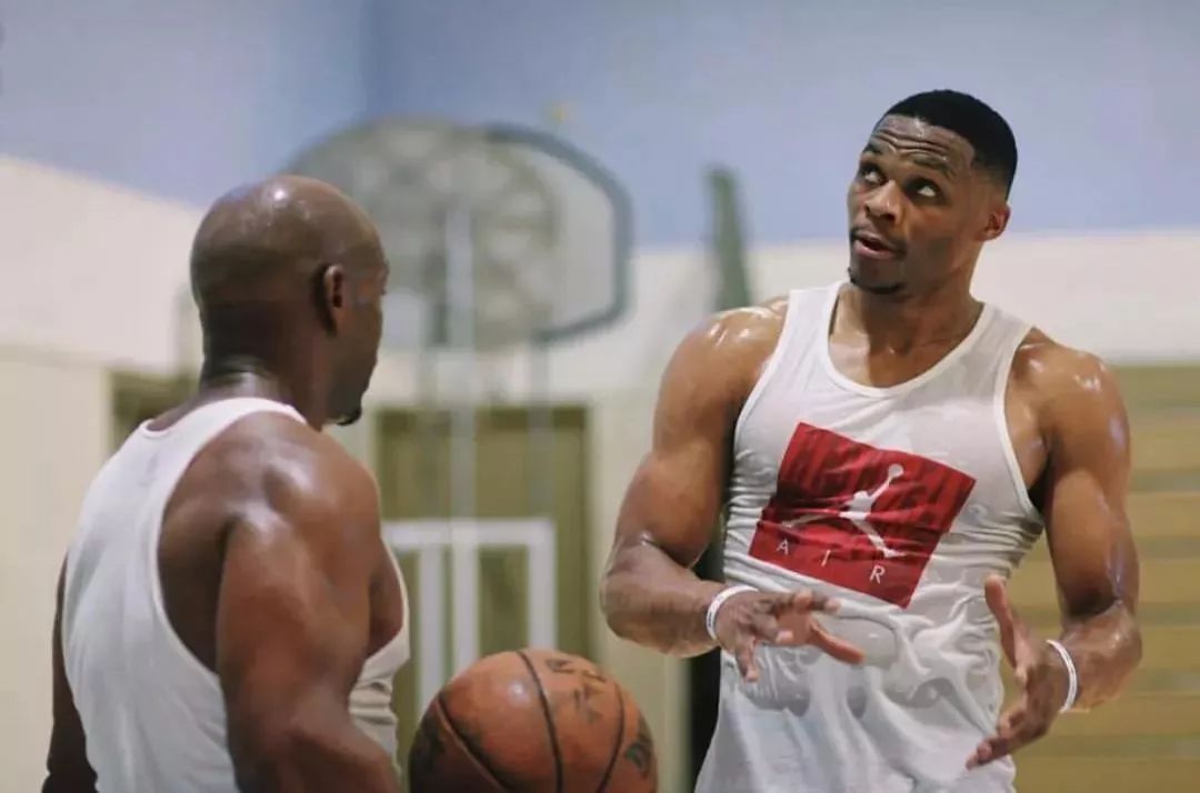 巴洛特利：现在的足球对抗更激烈，我认为自己仍能有出色表现（巴洛特利：如今足球对抗升级，但我依然能踢出高水准）