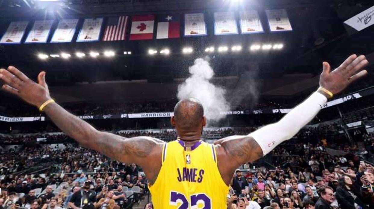 最近阿隆索的帅位岌岌可危，斯洛特也面临战绩不佳的...（阿隆索帅位告急，斯洛特亦因战绩低迷承压）