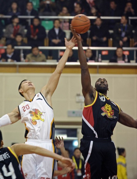 利物浦vs桑德兰：萨拉赫连场替补，伊萨克、维尔茨出战（利物浦迎战桑德兰：萨拉赫再度替补，伊萨克、维尔茨出战）