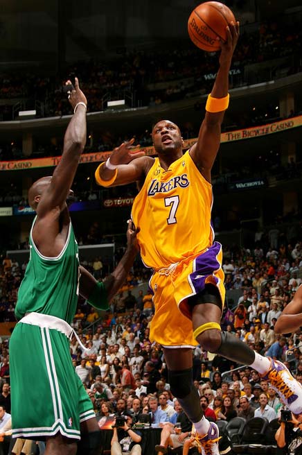 泪目，若塔遗孀被邀请到葡萄牙超级杯现场，全场球迷起立致意（葡萄牙超级杯邀若塔遗孀出席，全场球迷起立致敬，令人动容）