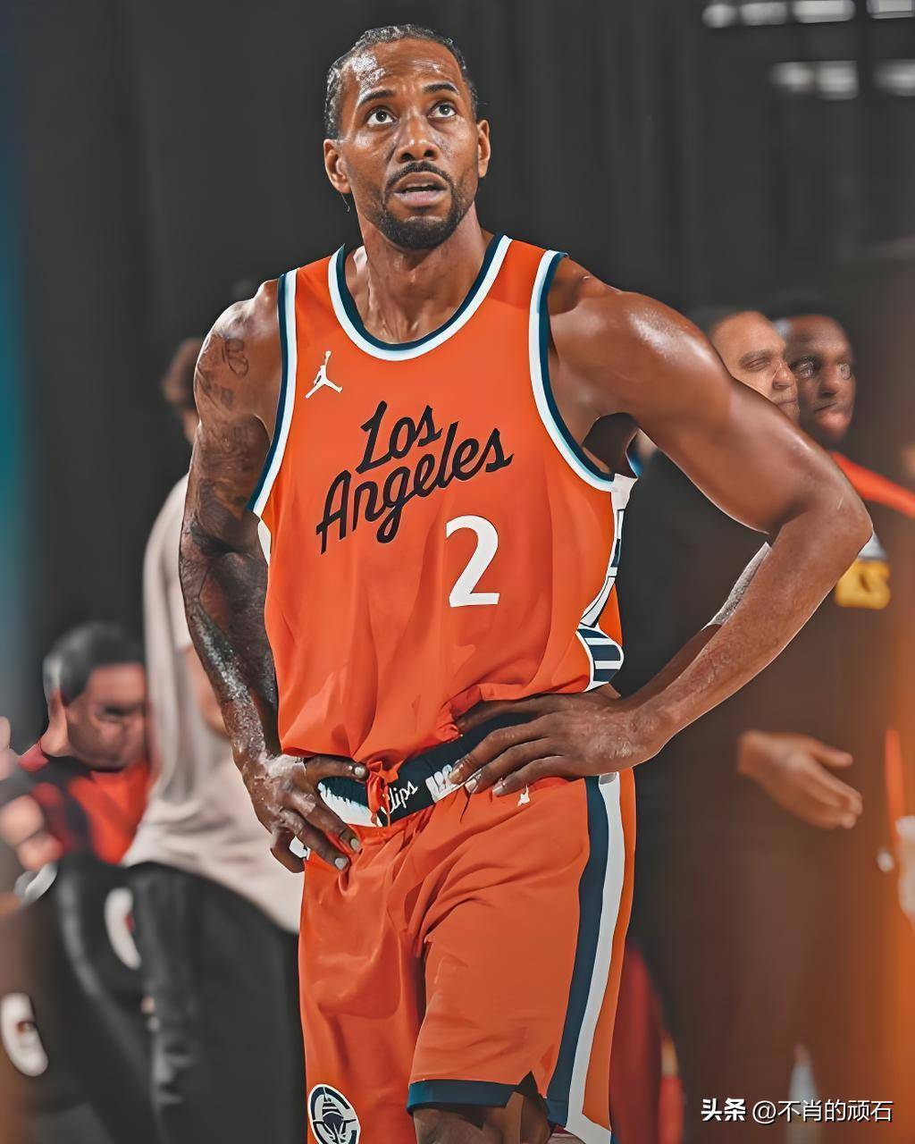 全能输出！威少半场7中3拿到9分9板6助1断（威少半场全能表现：7投3中贡献9分9板6助1断）