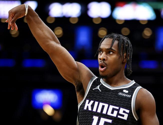 王哲林半场高效得分展现实力（王哲林半场高效砍分尽显实力）