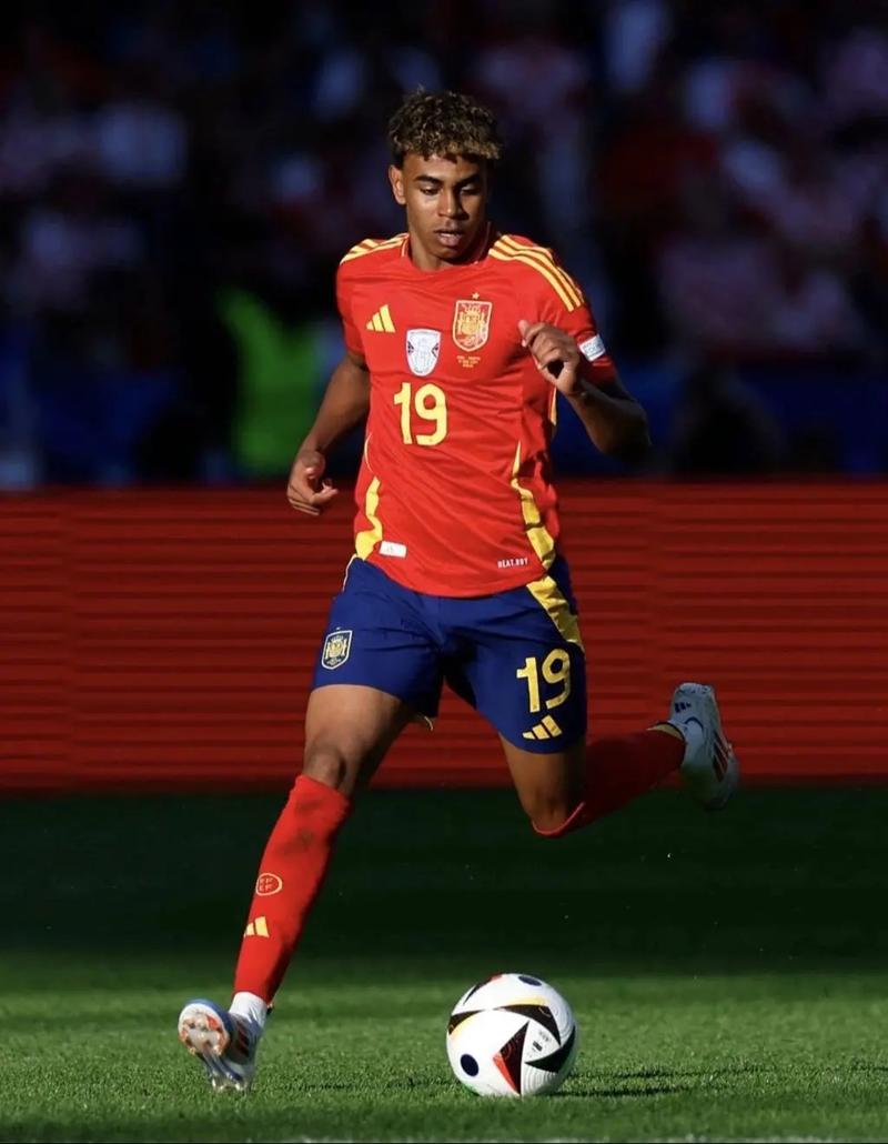 2021全锦赛获亚军！陈梦樊振东赛场携手，双向奔赴情谊令人动容（2021全锦赛摘亚！陈梦与樊振东并肩作战，双向奔赴的情谊动人心弦）