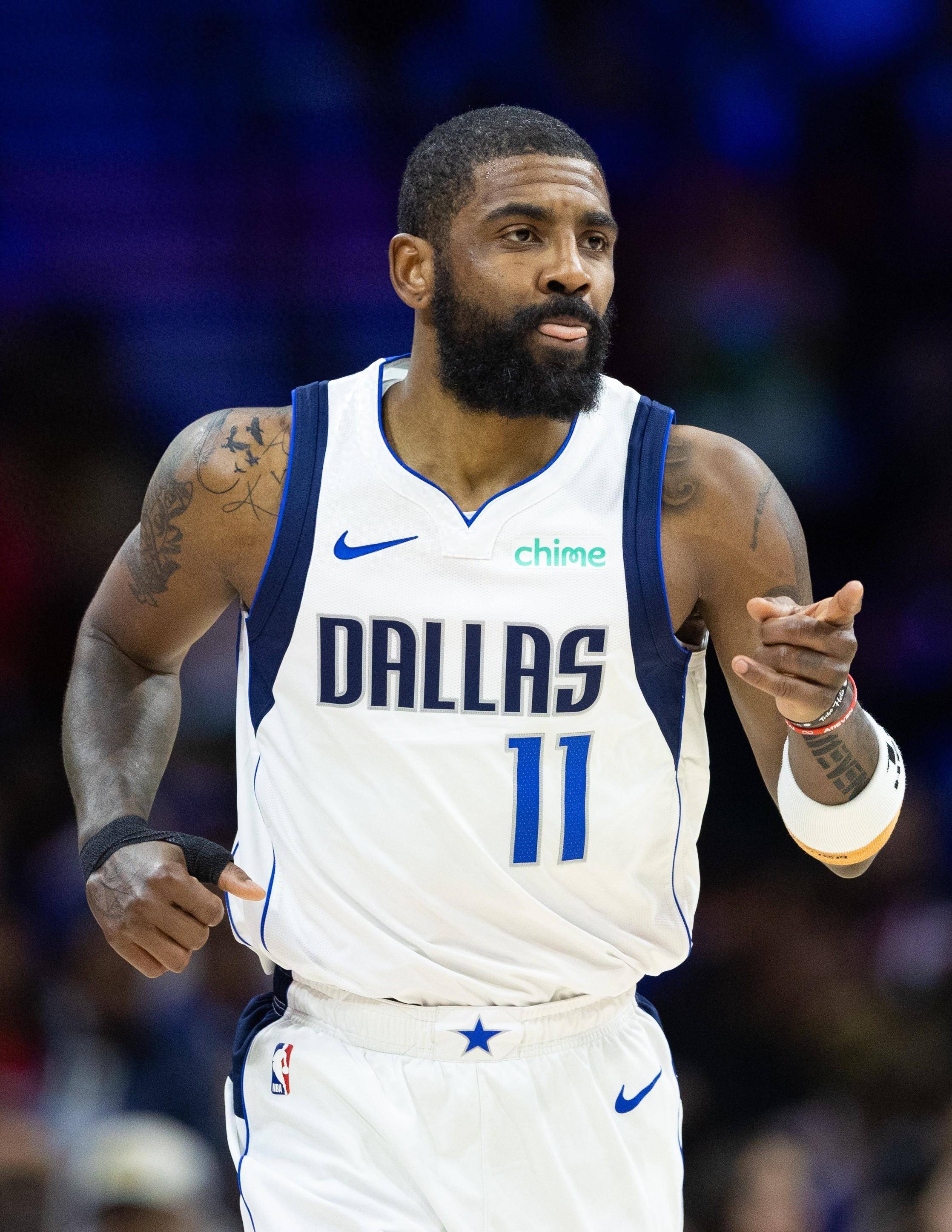 足球巴萨公布主力中场伤情，将缺阵一月（巴萨官宣主力中场受伤，预计缺席一个月）