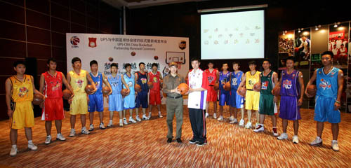 皇马在国家德比后失利，阿隆索面临下课危机，巴萨趁机领跑，西甲争冠形势严峻。（皇马德比败北阿隆索帅位告急，巴萨趁势领跑，西甲争冠白热化）