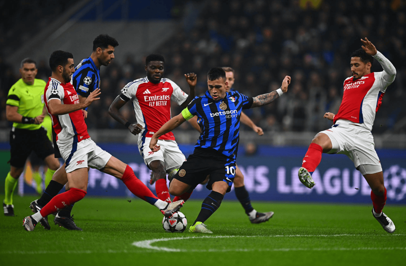 中超比赛亮点：武汉三镇绝杀山东泰山,（中超焦点战：武汉三镇补时绝杀山东泰山）