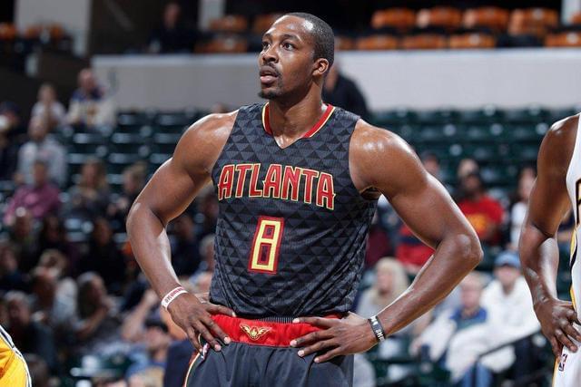 青训小将破门后被队友高高举起（青训新星破门后被队友举起庆祝）