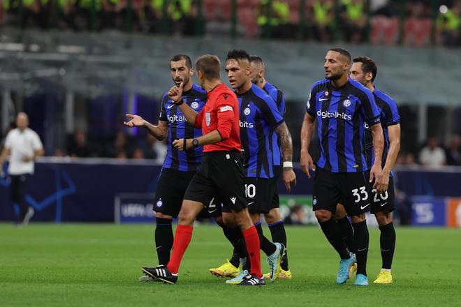 罗马诺：莱万不在迈阿密国际2026年的引援候选名单中（罗马诺：莱万未列入迈阿密国际2026年引援名单）