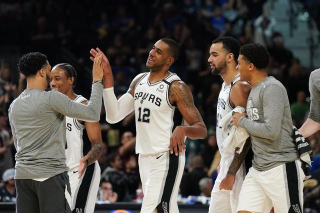 校领导亲自下场应战，他曾也是篮球少年（校领导亲自上场迎战，曾是篮球少年）