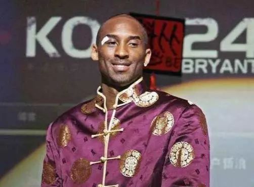 好家伙！阿伦积极拼到前场板 汤姆林虚晃旱地拔葱单臂炸扣！（阿伦强抢前场板，汤姆林虚晃起飞单臂重扣！）