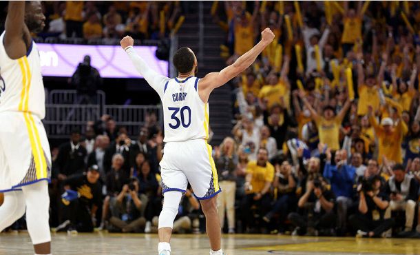 酋长球场稳坐榜首 阿森纳完胜布伦特福德（阿森纳主场大胜布伦特福德 继续领跑积分榜）