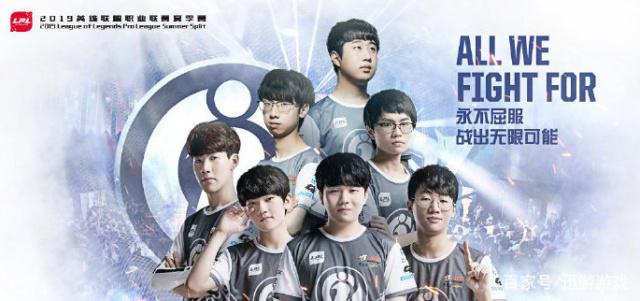 她是在带伤 她是在带伤